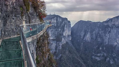 Una experiencia única: pasear por el puente de cristal más largo y alto ...