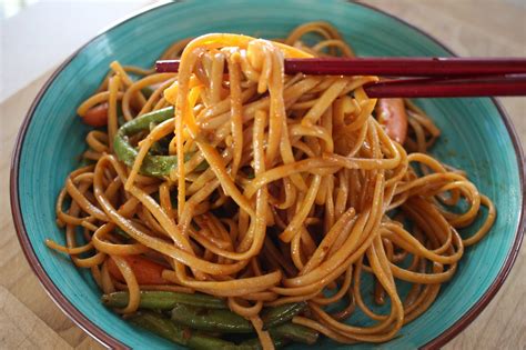 Quick + Easy Chinese Lo Mein Noodles | RV FOODIES