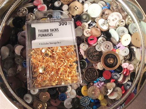 Holly Goes Lightly: DIY Vintage Button Push Pins