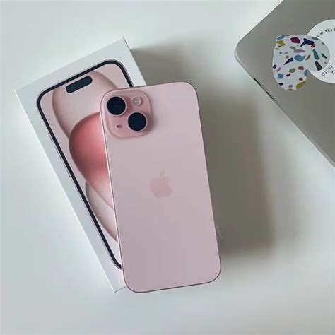 新作iPhone 15の『ピンク』はジャケ買いしたくなるかわいさ。前モデルと迷っていたら絶対こっちがおすすめ - isuta（イスタ） -私の“好き”にウソをつかない。-