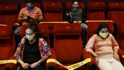 India Covid-19: Bollywood faces biggest box office test as cinemas open - BBC News