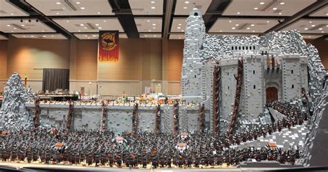 [B!] Mind-Blowing LEGO Recreation of LOTR's Helm's Deep Battle