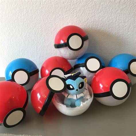 Poke ball party favor. Easy to make. | Avenger birthday party, Pokemon ...