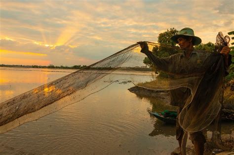 Mekong Fishermen Struggle to Survive | Earth Journalism Network