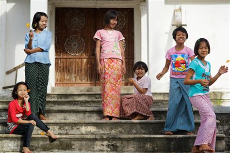 Myanmar Traditional Costume - Longyi - Myanmar Tours