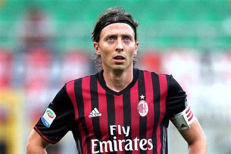 Riccardo Montolivo could leave AC Milan and go to China in order to make way for another arrival ...