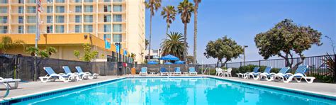 Pet-Friendly Hotels In Ventura | Crowne Plaza Ventura Beach