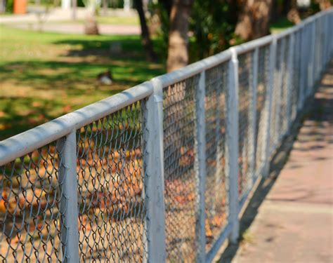 How to Repair a Chain-Link Fence - Lawn Care Blog | Lawn Love