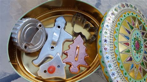 Vintage English Cookie tin with cookie cutters Baret Ware Art