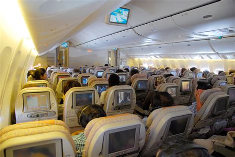 Datei:Emirates 777 Economy seats.jpg – Wikipedia