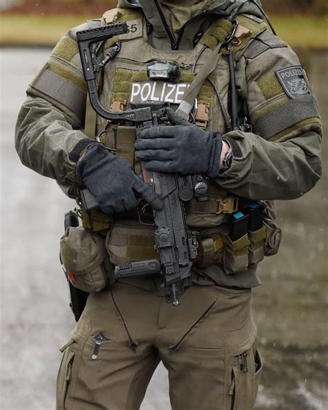 Operator of German SEK with a HK MP7 SMG. | Military, Military gear tactical, Combat gear