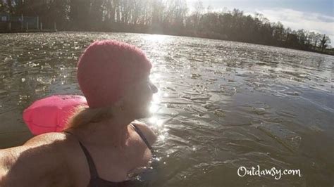 Cold Water Swimming- A Complete beginner’s Guide - OutDawsy