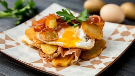 ¿Cómo hacer huevos estrellados con jamón? - Recetas | El Charro