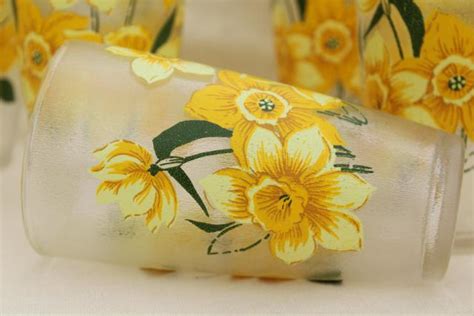ice texture unbreakable plastic tumblers, vintage drinking glasses set w/ daffodils print