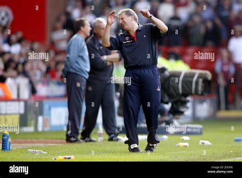 NEIL WARNOCK SHEFFIELD UNITED FC MANAGER BRAMALL LANE SHEFFIELD ENGLAND ...