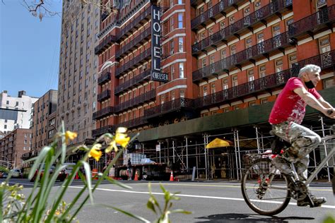 The Chelsea Hotel Becomes a New York Battleground - The New York Times