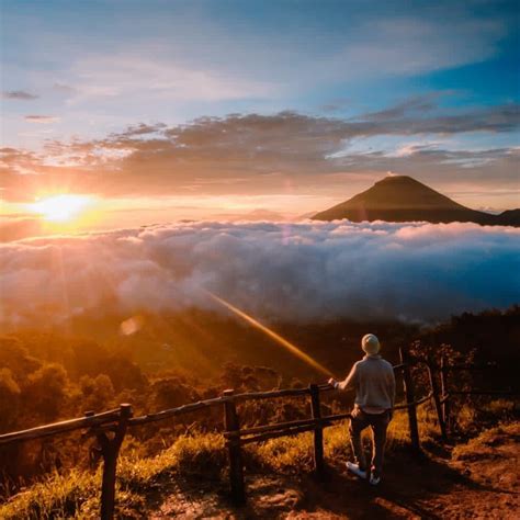 Tips Mendaki Bukit Sikunir Dieng Untuk Berburu Golden Sunrise | AuroraXa