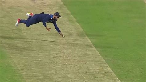 Kohli catch today: Virat Kohli grabs stunning catch to dismiss Adil ...