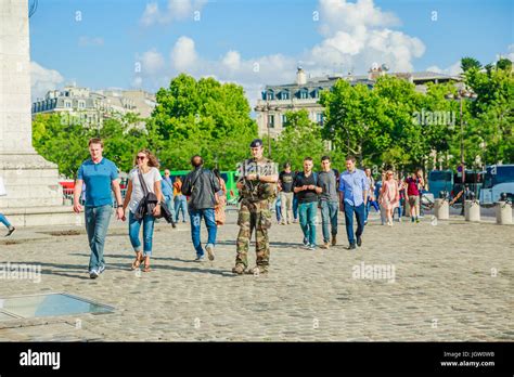 Arc de Triomphe soldier Stock Photo - Alamy