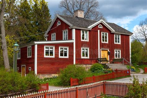 Typisches Schwedisches Holzhaus, Stockholm Stockbild - Bild von ...