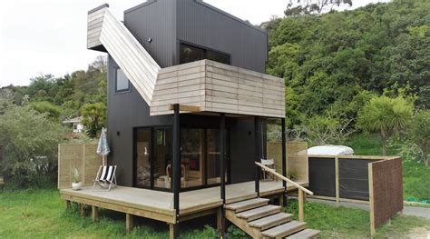 Tiny box house on the bay | Trends