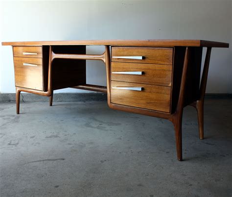 Mid Century Modern Walnut Executive Desk | MANLY VINTAGE | Furniture ...