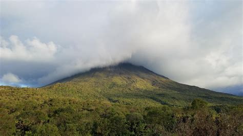 Contoh mewarnai gambar gunung meletus - Gambar mewarnai