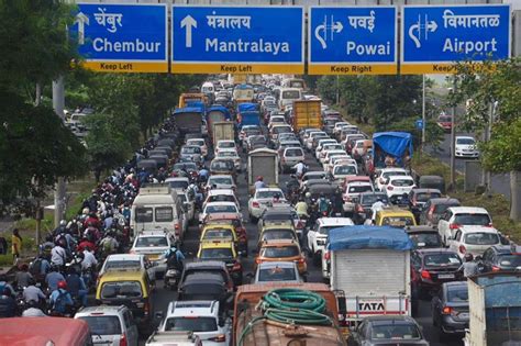 Mumbai: Huge traffic jams reported on eastern express highway | Mumbai news - Hindustan Times