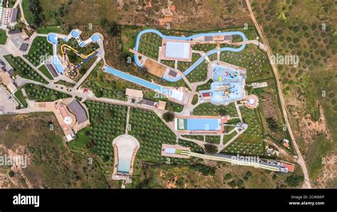 Imagen aérea de un gran parque acuático con varios toboganes y piscinas ...