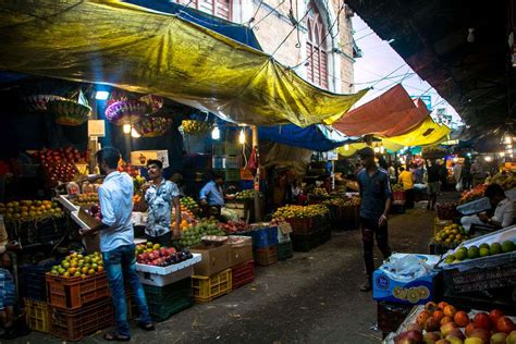 14 Best Mumbai Markets for Shopping and Sightseeing