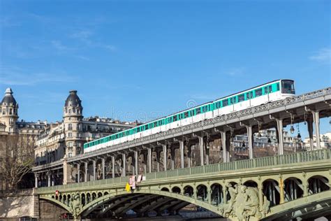 Aerial Metro Crossing Bir Hakeim Bridge - Paris Editorial Photography - Image of pont, cityscape ...