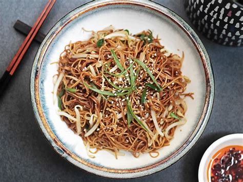 Simple stir-fried noodles with bean sprouts | K33 Kitchen – Delicious plant-based vegan recipes