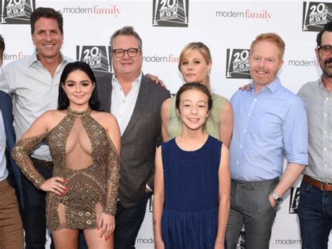 LOOK: Modern Family Cast Share Emotional Pictures & Videos From Final Day On Set | SPIN1038