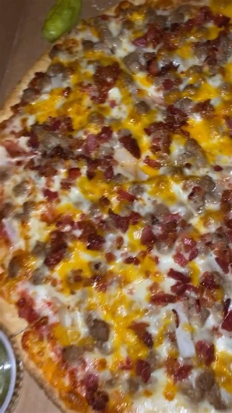 bacon 🥓 cheeseburger 🍔 pizza 🍕 | Bacon cheeseburger pizza, Bacon ...