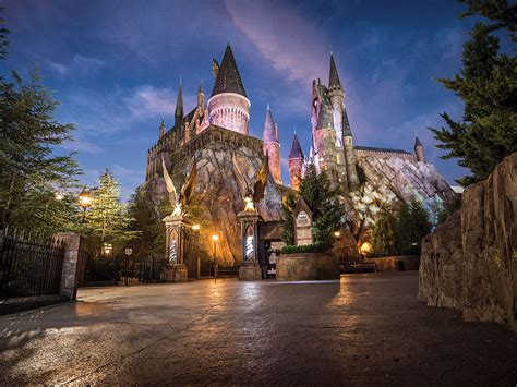 15 Details in Hogwarts Castle at The Wizarding World of Harry Potter