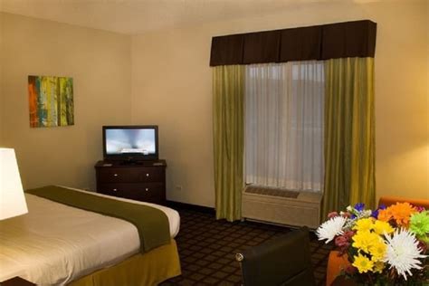 Holiday Inn Express Hotel & Suites Chicago-Algonquin, an IHG Hotel ...