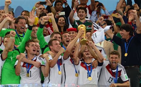 File:Germany players celebrate winning the 2014 FIFA World Cup.jpg - Wikimedia Commons
