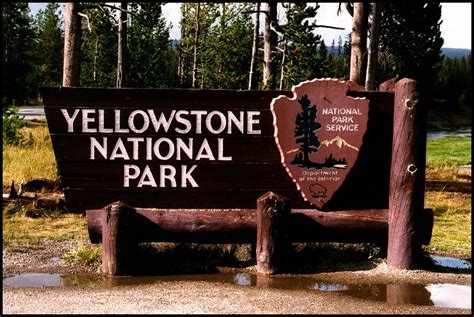 rcomkyh: Yellowstone National Park Sign