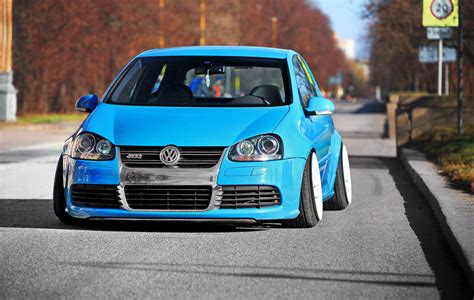 Низкий, чистый, голубой: тюнинг Volkswagen Golf Mk5 R32 - КОЛЕСА.ру ...