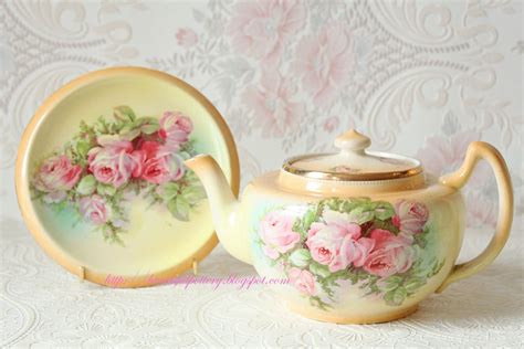 BEAUTIFUL POTTERY: Vintage Teapot with Stand