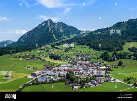 Luftaufnahme Stans in Nidwalden *** Local Caption *** Nidwalden, Schweiz, Alpen, Dorf, Stans ...