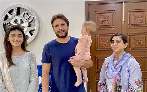 Beautiful Pictures of Shahid Afridi with his Daughter Arwa | Reviewit.pk