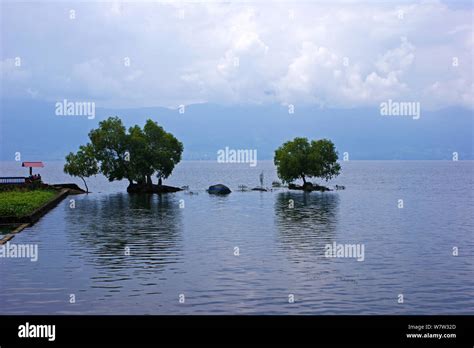 Danau Singkarak Lake, West Sumatera, Indonesia Stock Photo - Alamy