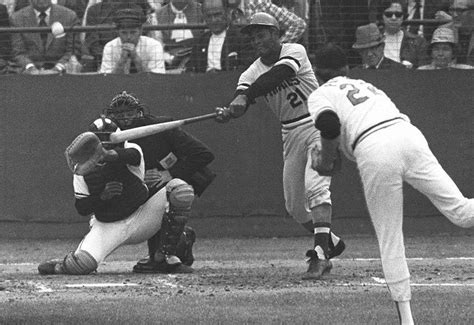 Classic photos of Roberto Clemente | Roberto clemente, Baseball ...