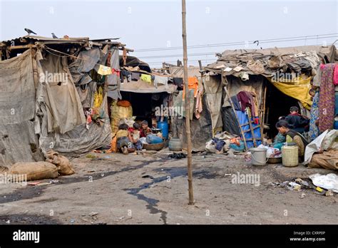 Slum huts, Shibpur district, Haora or Howrah, Calcutta, Kolkata, West ...