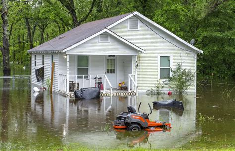 Drenching rains flood homes, swamp cars in south Louisiana