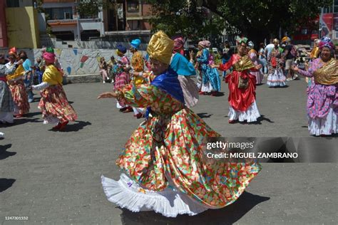 Women parade wearing a traditional costume of Las Madamas del Callao ...