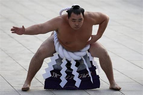 Photos: Sumo Grand Champions Perform New Year Ritual in Tokyo - Japan ...