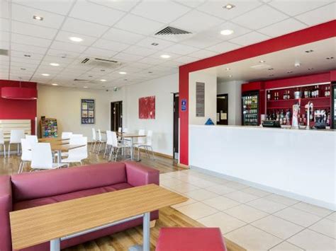 Travelodge Camberley Central - UPDATED 2017 Prices & Hotel Reviews (Surrey) - TripAdvisor