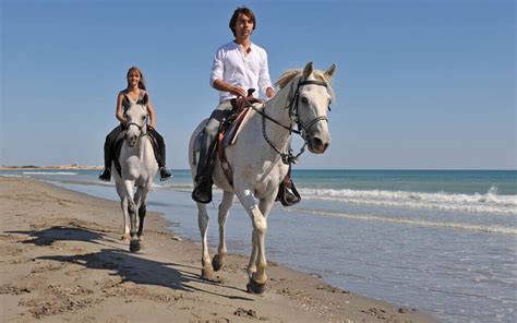 What to Wear Horseback Riding on the Beach? | Fashionterest